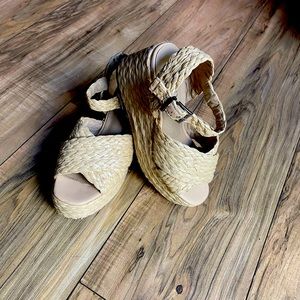 Straw-like platform sandals in light beige. Size 3 girls or 5 women
